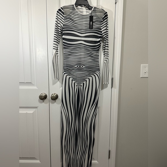 Fashion Nova Dresses & Skirts - Fashion Nova Black and White Optical-Stripe Long Sleeve Maxi Dress
